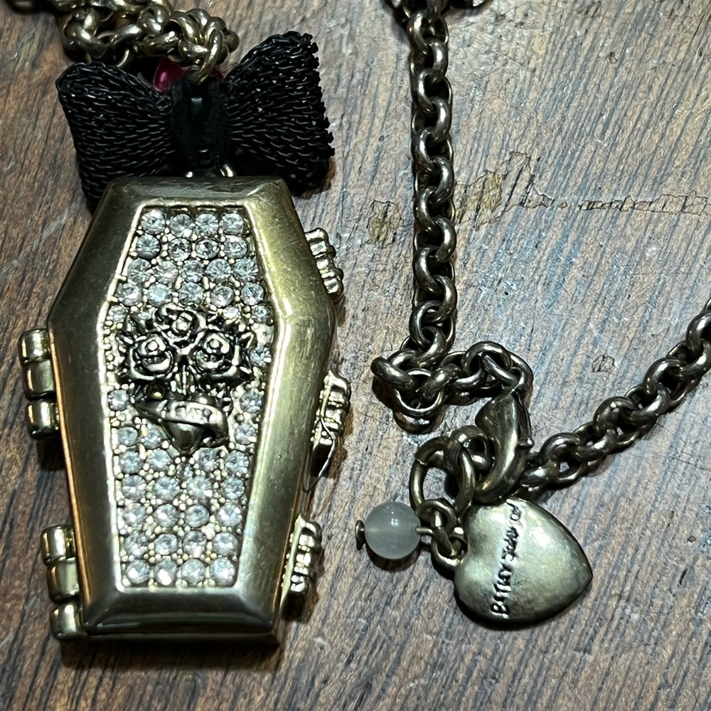 Betsey Johnson Vintage Skeleton In Coffin Halloween Necklace GUC - Picture 5 of 12